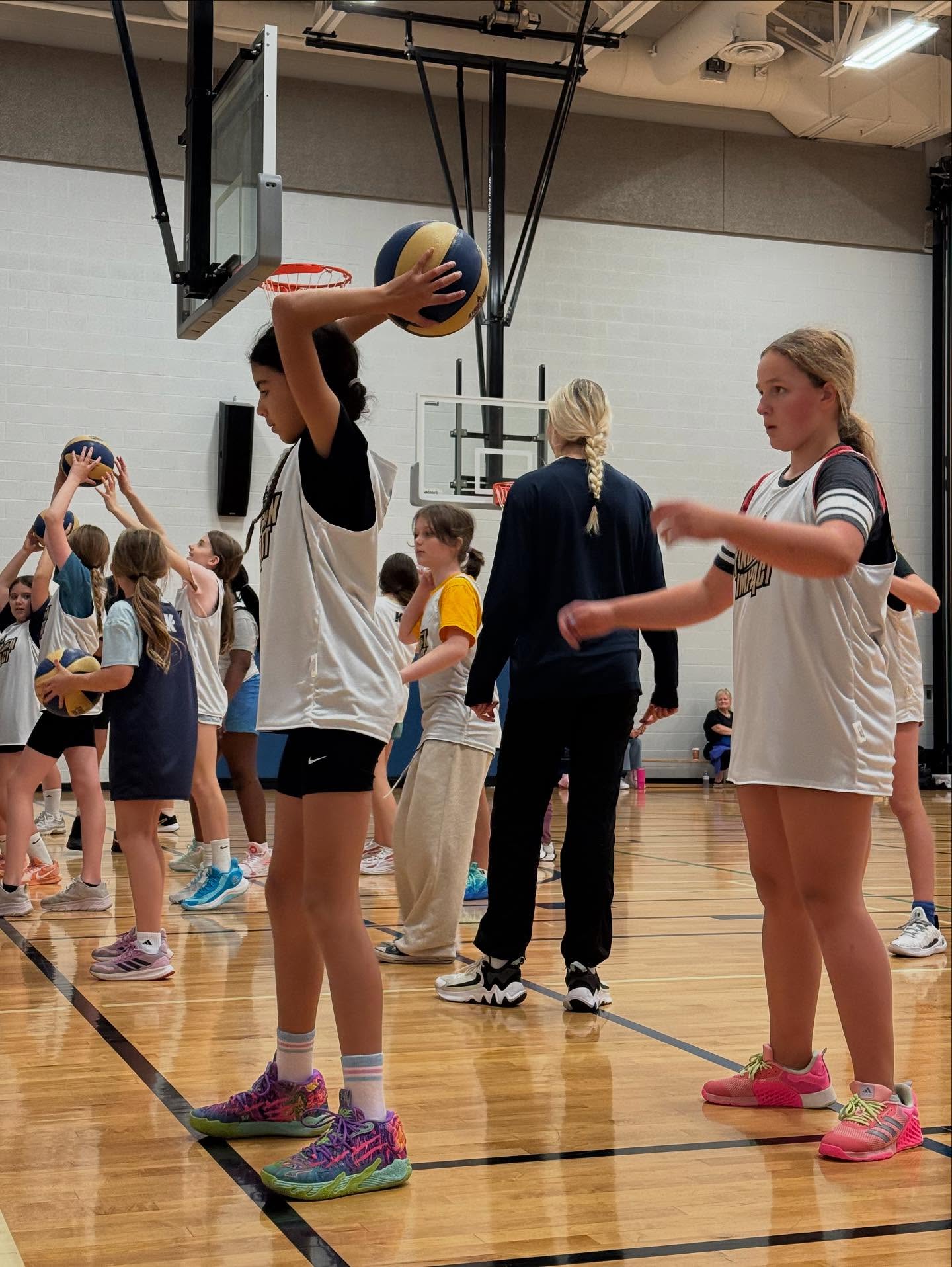 2 players passing a basketball