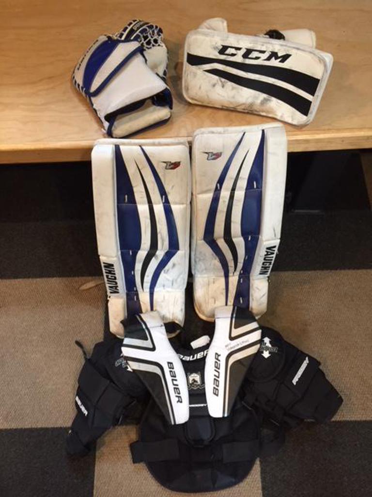 Youth BenKen Sports Hockey Gear Goalie Pad Pack Ice Hockey Gloves, image size:768x1024