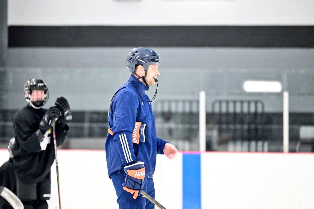 Midland Coach Jan Dam